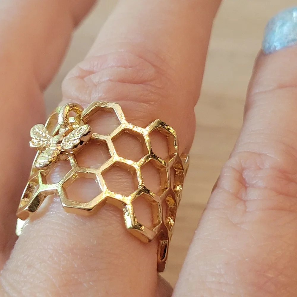 Honeycomb Bee Charm Cuff Ring, goldplated - Picture 5 of 7